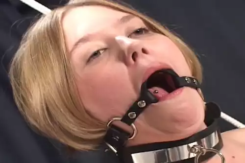 Doppelte Latex-Dominanz: Nippelklemmen-Folter, Dildo-Enthauptung und erzwungener Orgasmus auf dem Stuhl