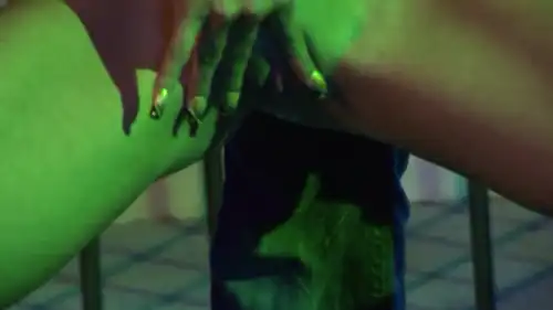 Prostitutas de masmorras amarradas com o rosto fodido e brincadas por garanhões tatuados