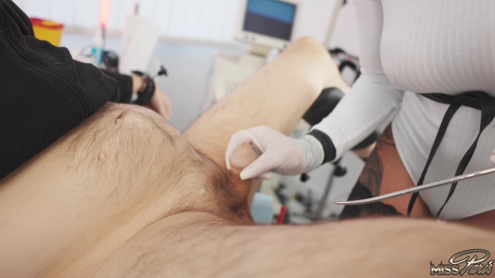 Ver Miss Paris Drenaje Catéter: MILF Rubia Drena Vejiga de Esclavo en Silla Gyno en SadoOnly