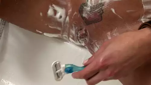 Bunda vermelha de vagabunda espancada e buceta perfurada raspando enema tease