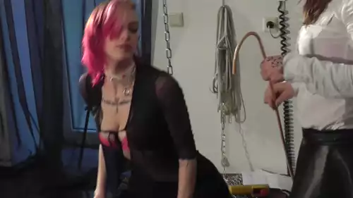 Follada y Encerrada: Pinky Devote Esclava Chiquita Puta Subyugada por Cruel Mistress Femdom